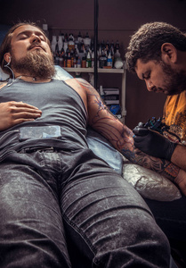 纹身大师对纹身工作室纹身图片