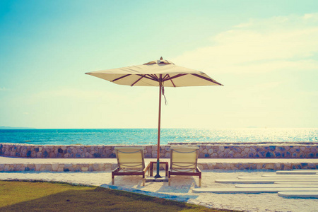 伞和椅子海景
