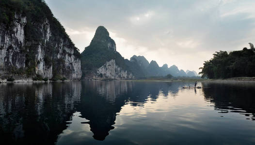 山区地形地貌和河流图片