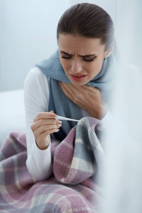女人发烧感冒温度测量图片