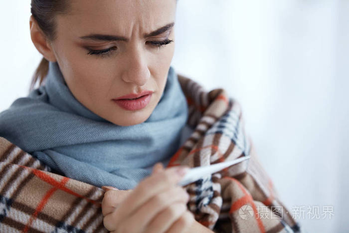 女人发烧感冒温度测量