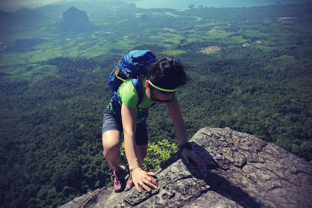 年轻女子登山者攀登