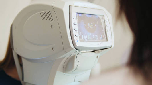 眼科概念   泛型眼扫描机的验光师