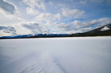 冰的湖和山覆盖着白雪的国家公园