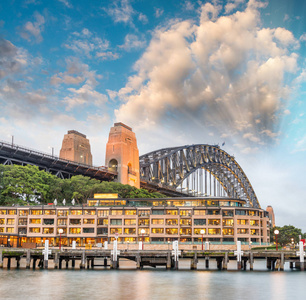 在阳光明媚的一天，澳大利亚的悉尼港湾大桥美景