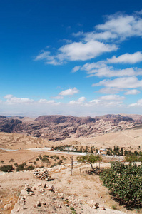 约旦 约旦山峦 植被和沙漠见到从山上佩特拉，著名的历史和考古城市在世界范围内其岩石切建筑景观