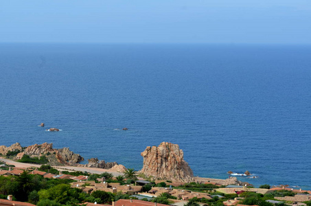 海滩和撒丁岛水晶海的全景图片