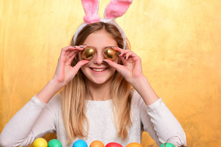 快乐的复活节女孩在炒蛋，铅笔套兔子耳朵