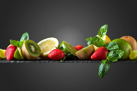 成熟多汁的水果，浆果和薄荷