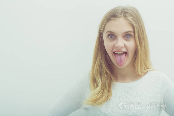 金发显示舌头很高兴年轻女孩