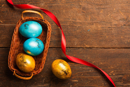 在木桌上的复活节彩蛋