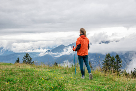 年轻女子在山中徒步旅行