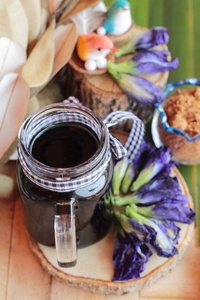 蝴蝶豌豆茶和新鲜安臣花图片