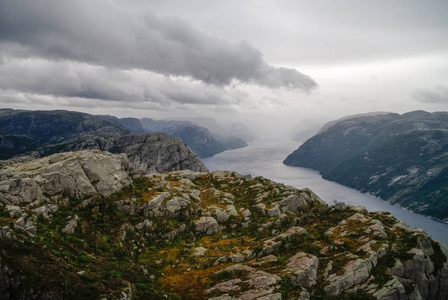 从悬崖 Preikestolen 或 Prekestolen Lysefjord 峡湾的视图