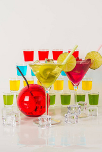 多彩套的饮料，颜色饮料装饰着水果，很多 c