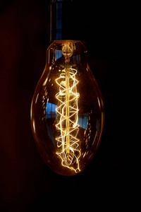 爱迪生的灯泡挂在长电线上。温馨温暖的黄灯。复古