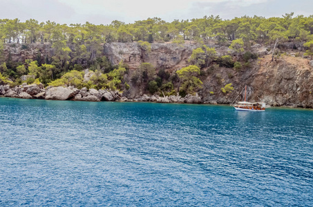 度假村。蓝色的地中海水。美丽神奇的自然背景。巨大的岩石
