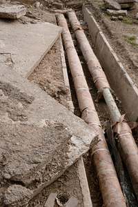 地下的实用程序和服务管躺在施工现场。输水系统的修复