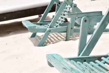 蓝色的木制沙滩椅图片