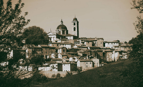 乌尔比诺市在马尔凯地区的意大利，在山上的中世纪小镇