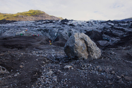 冰岛冰川与一群登山客徒步旅行游客攀登探索冰岛著名冰川