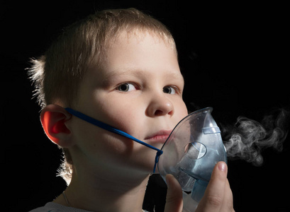 孩子通过雾化器面罩呼吸图片
