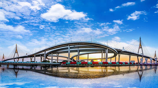 普密蓬公路大桥横跨在泰国曼谷与城市景观背景班乔佩雅河的全景视图。命名为泰国国王