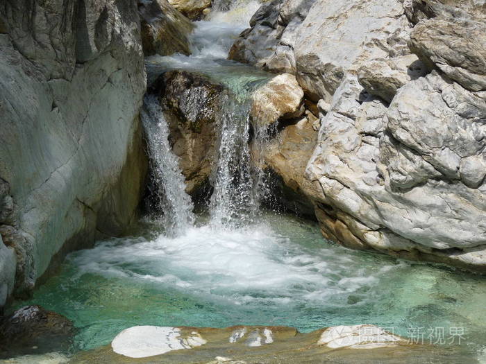 在岩石里面水源山