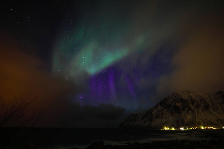 惊人的五彩的北极光也知道如夜空结束罗浮北极光景观，挪威，斯堪的那维亚