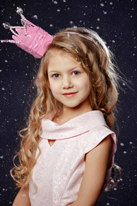 一个漂亮的女孩在暗坝上粉红色的公主皇冠的肖像