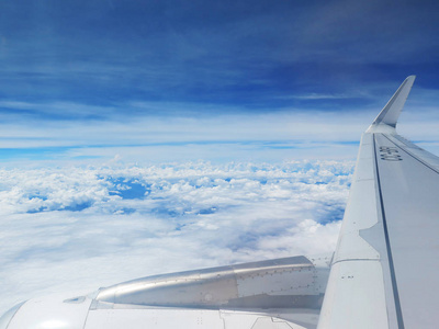 flygeln av planet p bl himmel bakgrund蓝蓝的天空背景上飞机的一翼