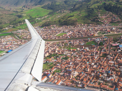飞机的翼在 cuzco 城市和山