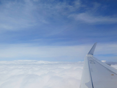 flygeln av planet p bl himmel bakgrund蓝蓝的天空背景上飞机的一翼