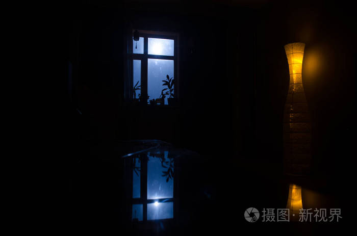 从黑暗的房间透过窗户看到的月亮夜景照片-正版商用图片0y6g4p-摄图新