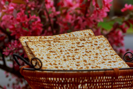 逾越节背景。葡萄酒和 matzoh 犹太节日面包木桌