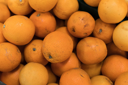 在热带的巴厘岛，印尼当地的有机农场市场上的新鲜橘子。橘子背景