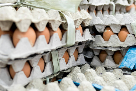 大量的鸡蛋在面板中显示在本地新鲜食品市场，热带巴厘岛，印度尼西亚出售