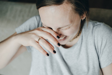 女人通过手笑的脸庞