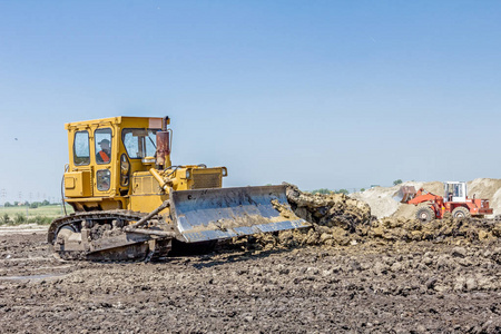 重型推土机施工机械正在建筑工地上的地球