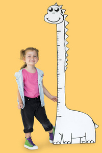 测量身高的女孩图片