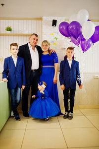 幸福的家庭，与可爱的小宝贝女孩在蓝色 dress.1 年比尔
