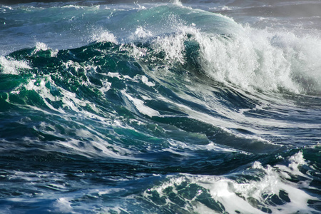 大风暴的海浪。蓝色水背景