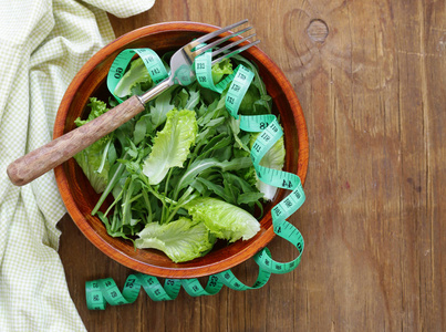 绿色沙拉配卷尺饮食和健康的食物