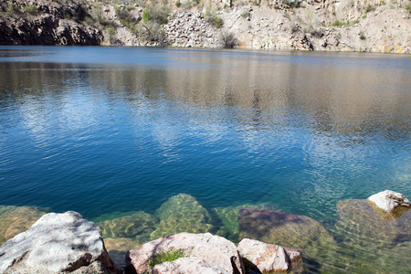 蓝色的罗登湖被岩石包围。深水