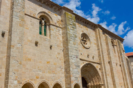 建立典型的西班牙北部的天主教教堂