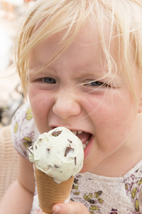 小女孩锥上咬了一口冰激淋