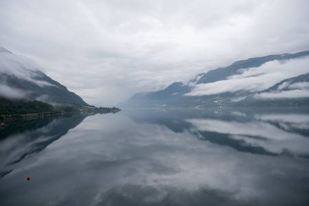 挪威理想峡湾倒映在清澈的水