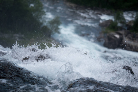 瀑布在挪威山区多雨的天气