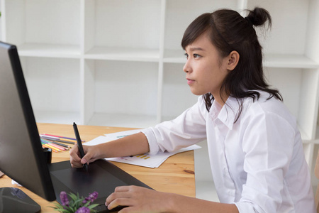 自由职业者数字板上图形设计师画。女人工作