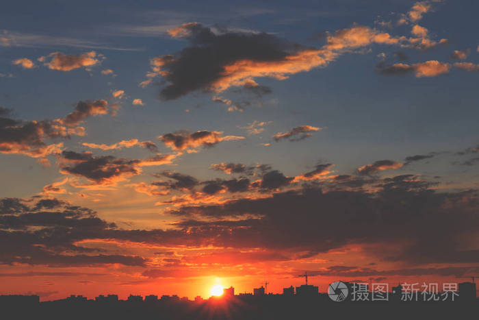 市区的城市景象,在漂亮的日落